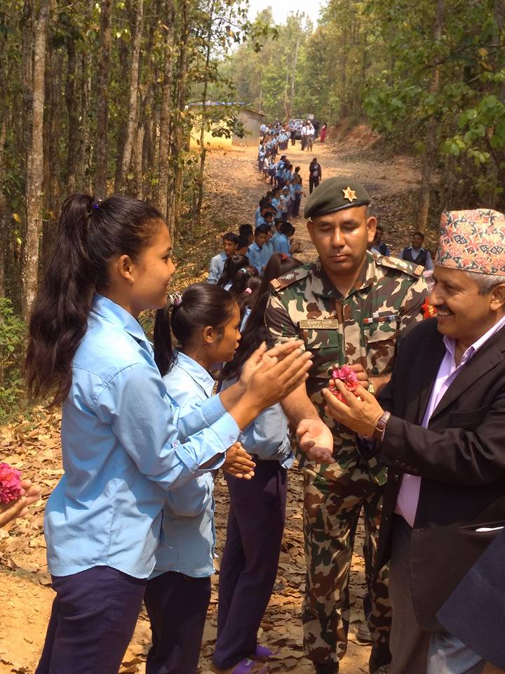 विद्यार्थीलाई लाम नलगाउन तथा खादा, माला वञ्देजको तयारी 