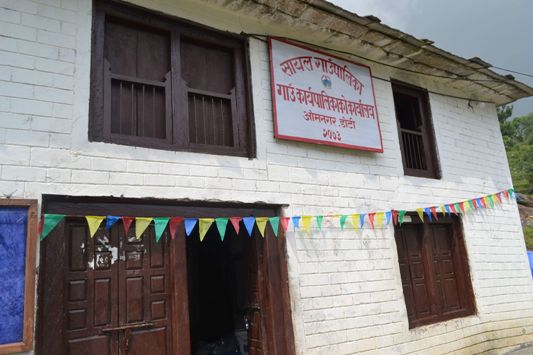 पढाउन छाडेर शिक्षकहरु पालिका अघिल्तिर धर्नामा 