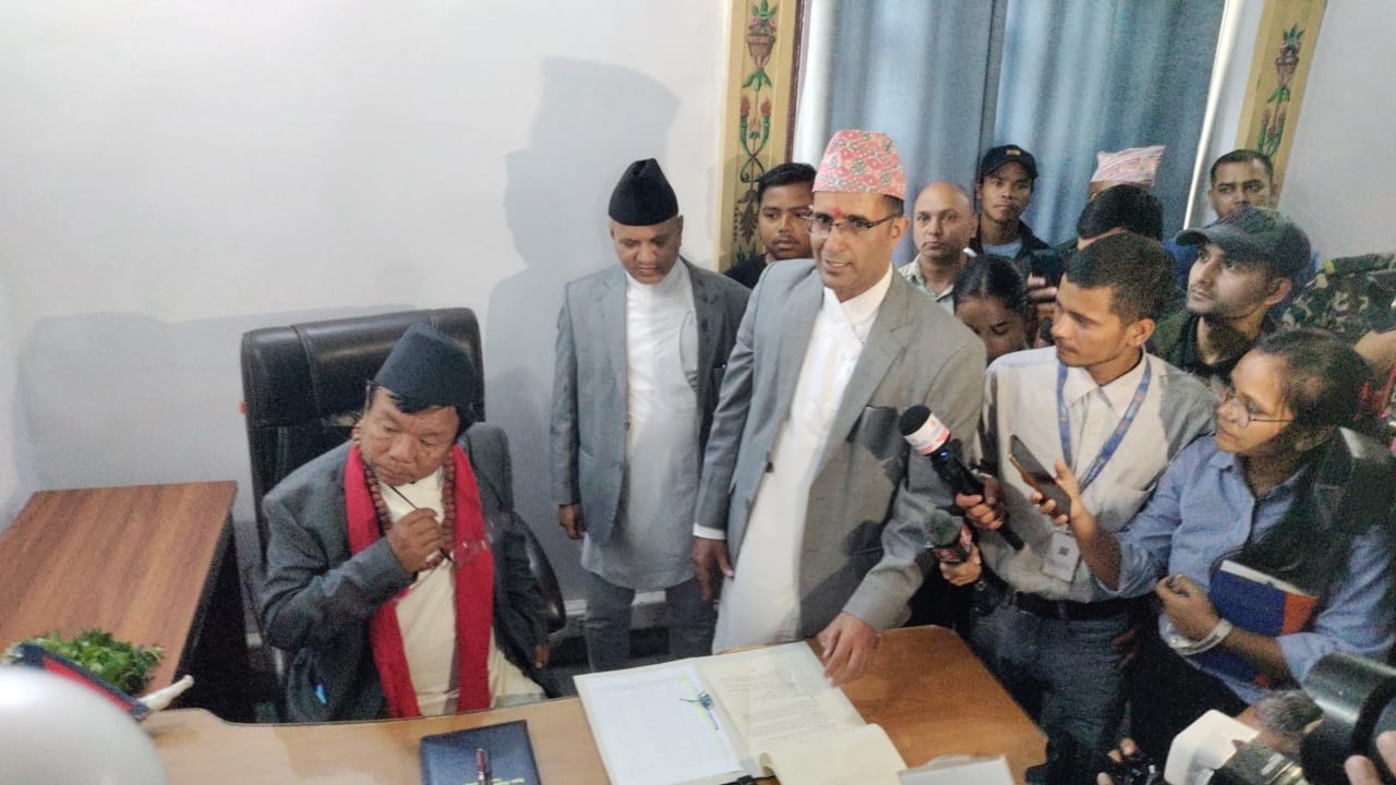 मेरा लागि मन्त्रालयमै ओछ्च्यान र भान्सा कोठा व्यवस्था गर्नु : शिक्षा मन्त्री