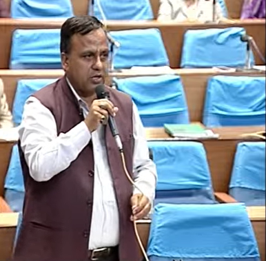 शिक्षा मन्त्रीलाई सांसदको सुझाव - 'यसरी मन्त्री भईरहन मिल्दैन'