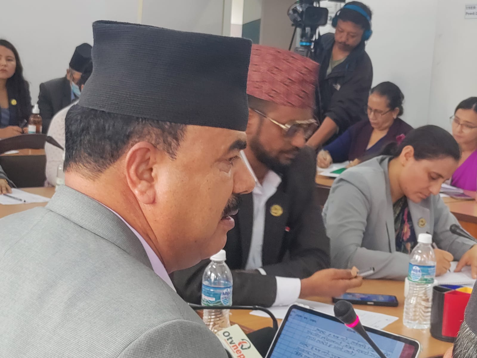 शिक्षकले व्यवसाय गर्न नपाउने प्रस्ताव माथि सांसदको आपत्ति