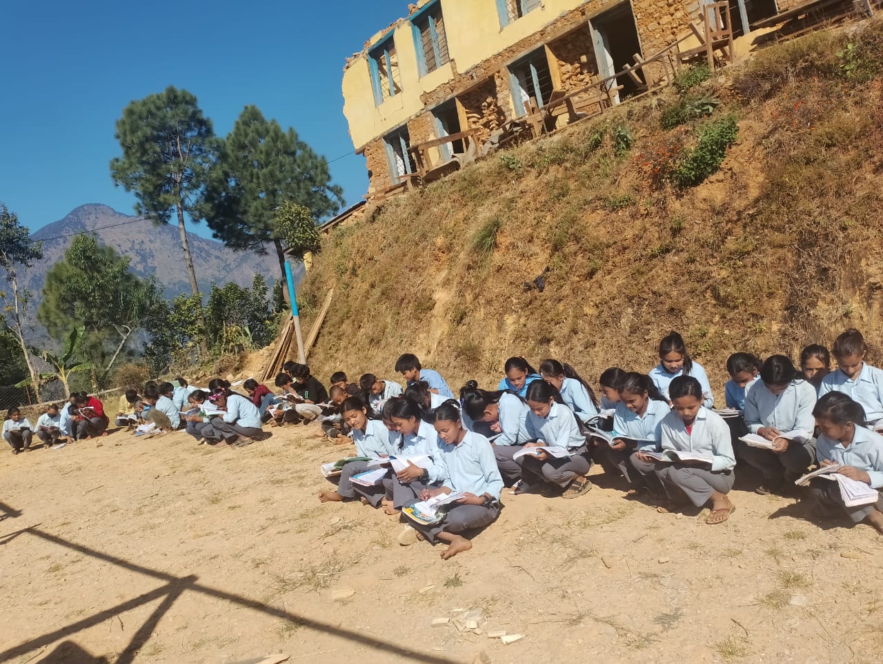 विद्यार्थी चिसो भुईंमै, १ अर्ब बजेट अन्तै बाँडीचुँडीको तयारीमा शिक्षा मन्त्रालय !