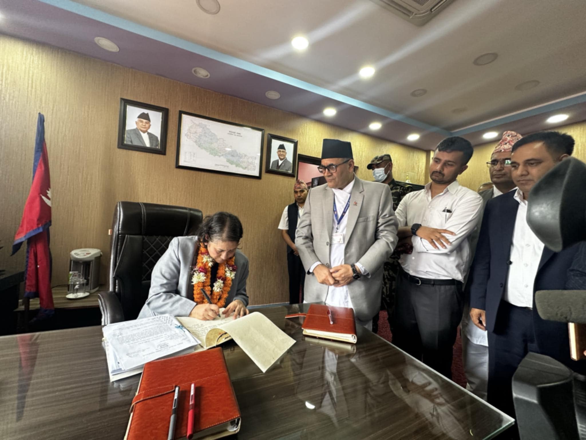 नयाँ शिक्षा मन्त्रीको पदभार ग्रहण : मन्त्रालयले पेश गरेको दुई मध्ये एक फाईल मात्रै सदर !