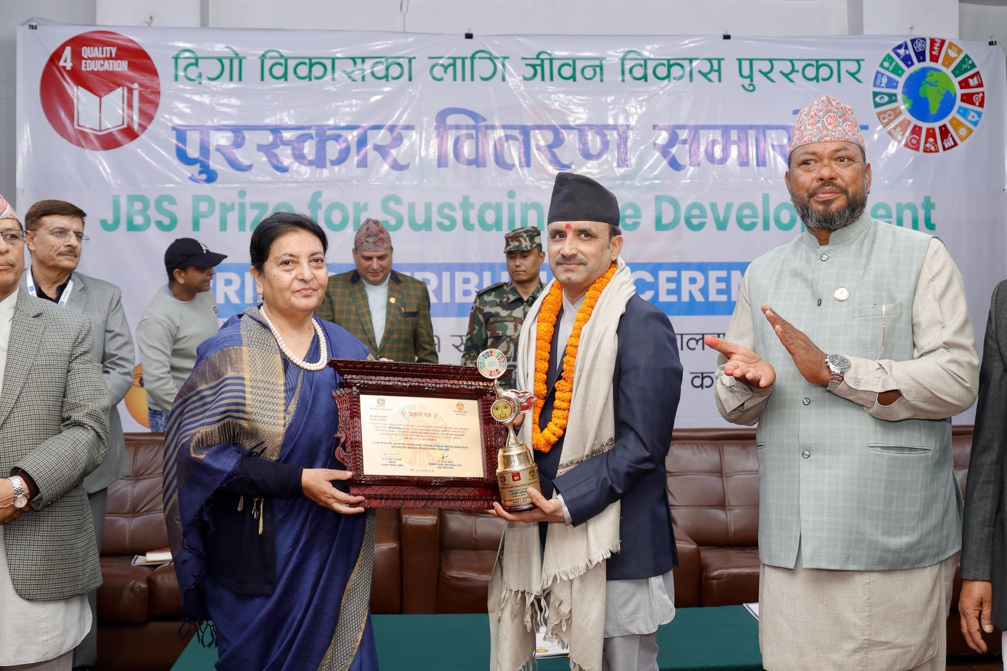 दुई विद्यालय र एक पत्रकारलाई १० लाख रुपैंयाको पुरस्कार प्रदान
