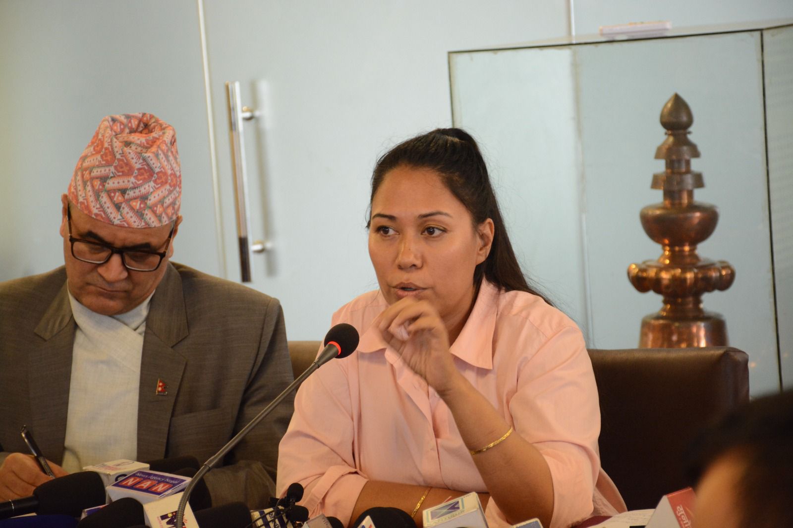 २० जना शिक्षक शिक्षण पेसा छाडेर राजनीतिमा, सास रहुन्जेल दलीयकरण विरुद्ध लड्ने मन्त्रीको घोषणा