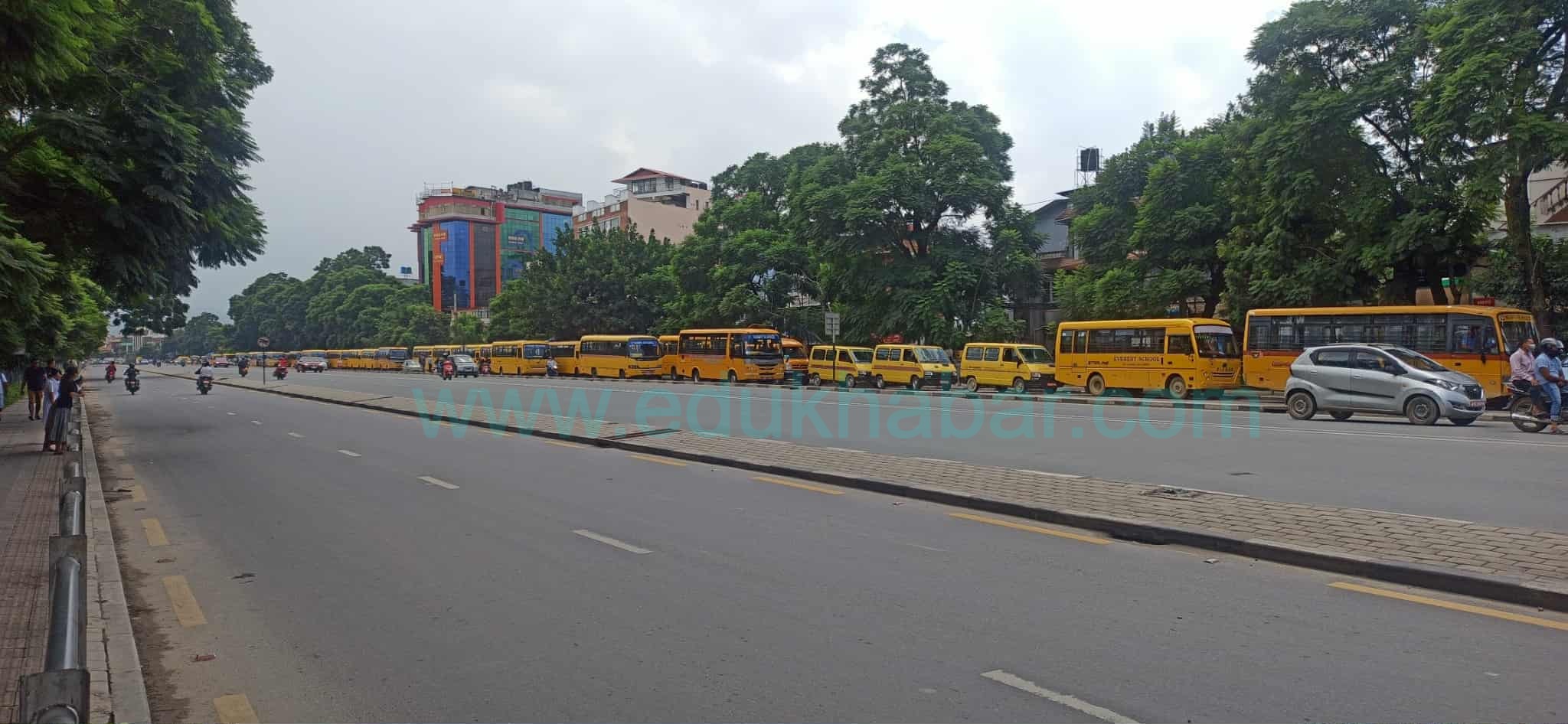 गाडीले सडक घेरेर शिक्षा विधेयकको विरोध