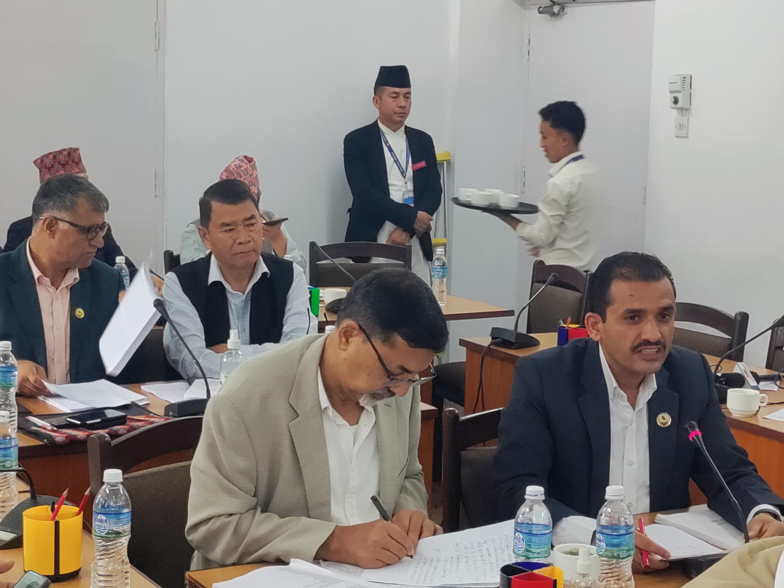 सांसद भन्छन् : 'निजी विद्यालयलाई १० वर्ष भित्र गुठिमा लैजाउँ'