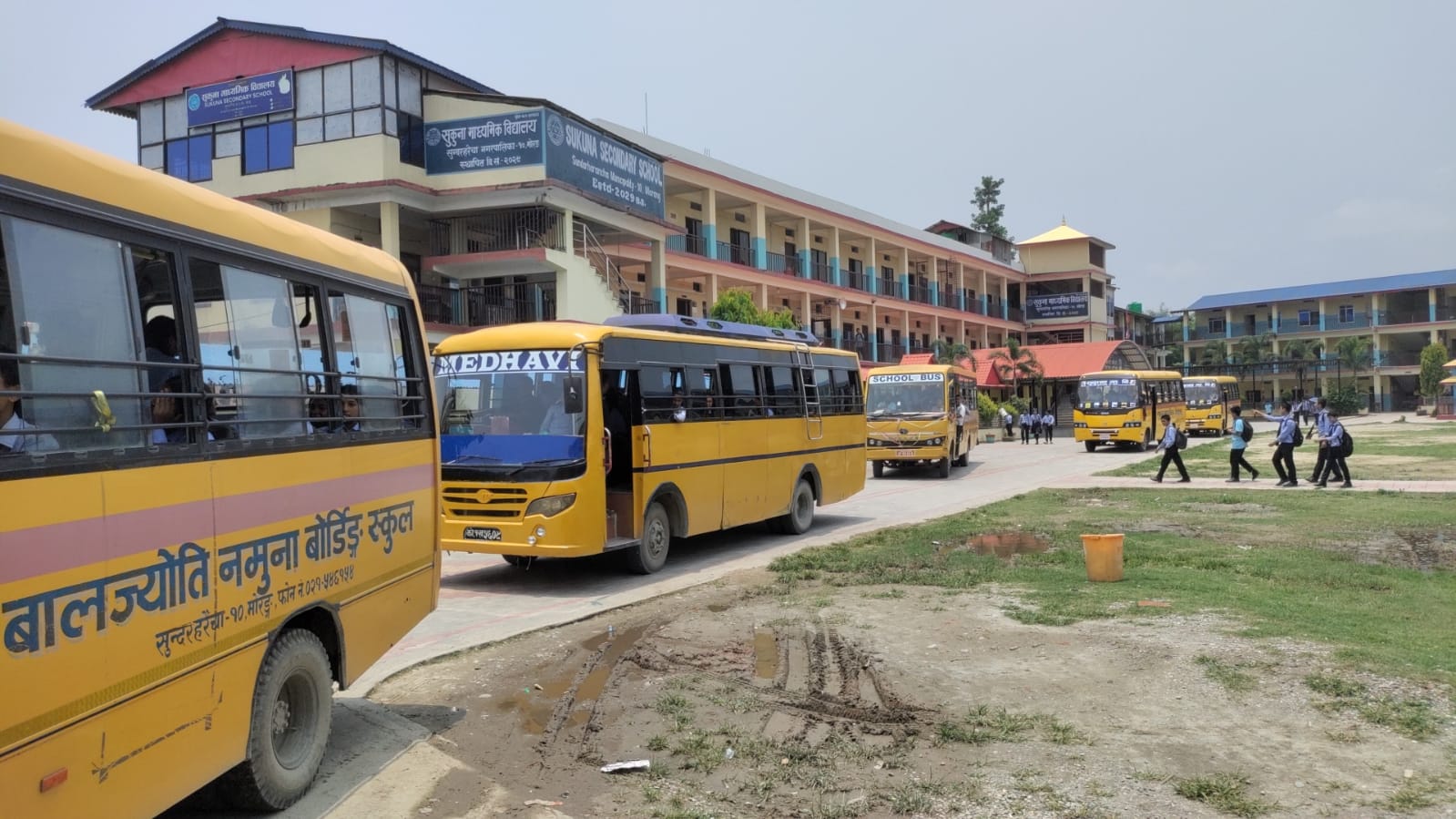 सामुदायिकका विद्यार्थी ओसार्न निजीका गाडी भाडामा !