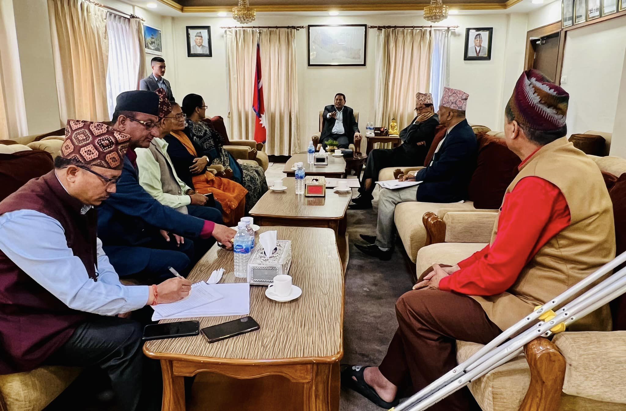 कार्यवहाक प्रधानमन्त्री र शिक्षा मन्त्रीले गरेको वार्ताको आह्वान प्रति अनुदार शिक्षक नेता पुगे गृह मन्त्रीसँग छलफल गर्न