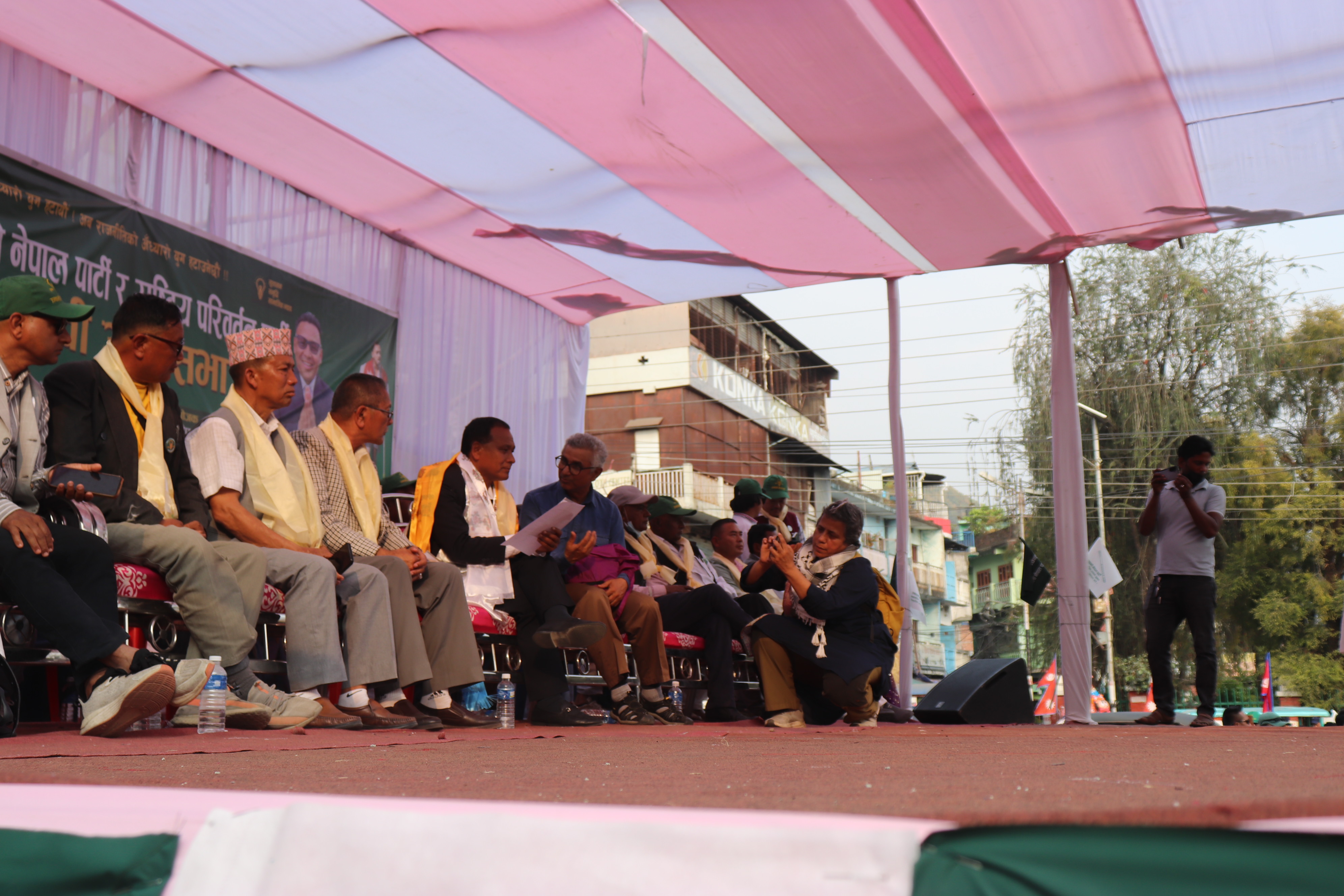 घिसिङ्संग मञ्चमै छलफल गर्दै अभियन्ताका तर्फबाट टीका भट्टराई 