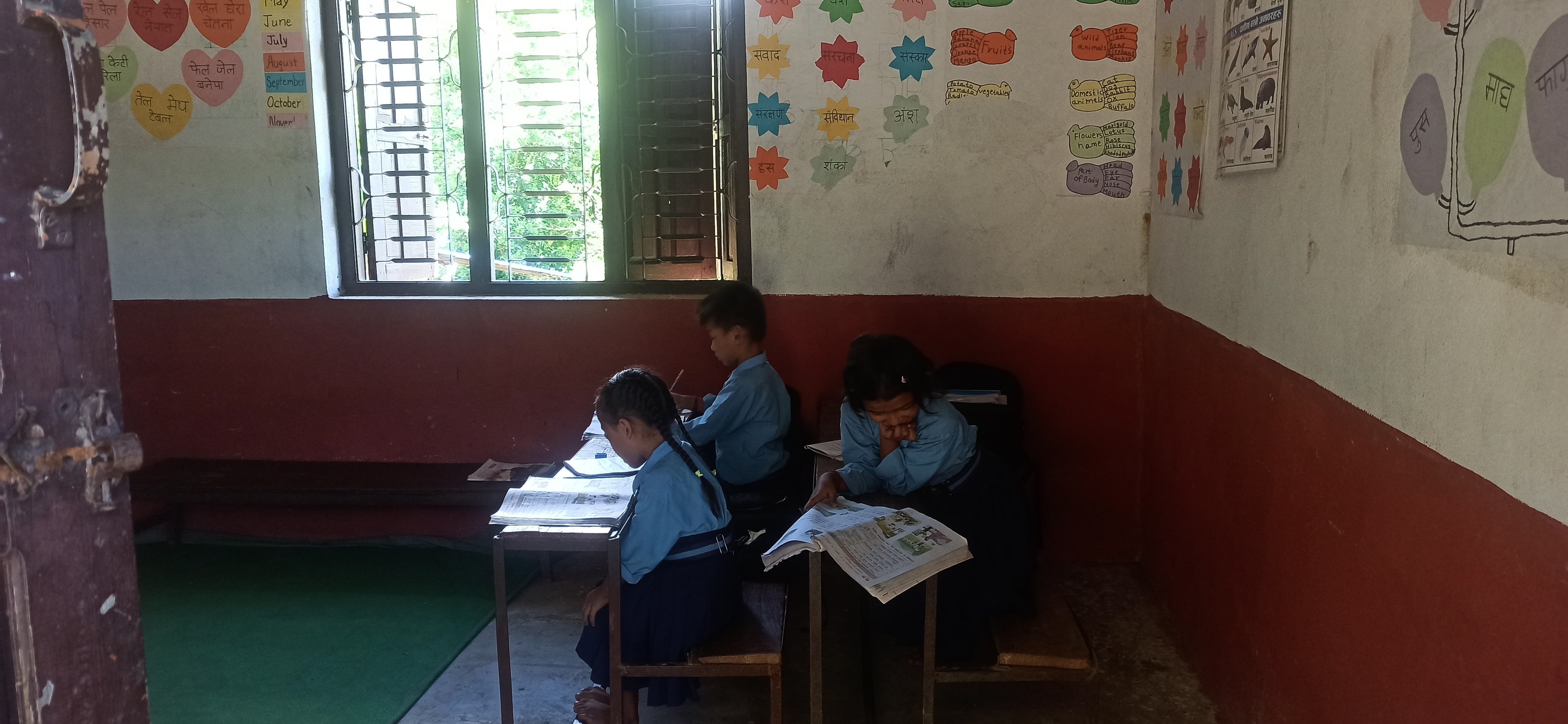 चण्डेश्वरी प्रा.वि. लिखुको कक्षामा विद्यार्थी