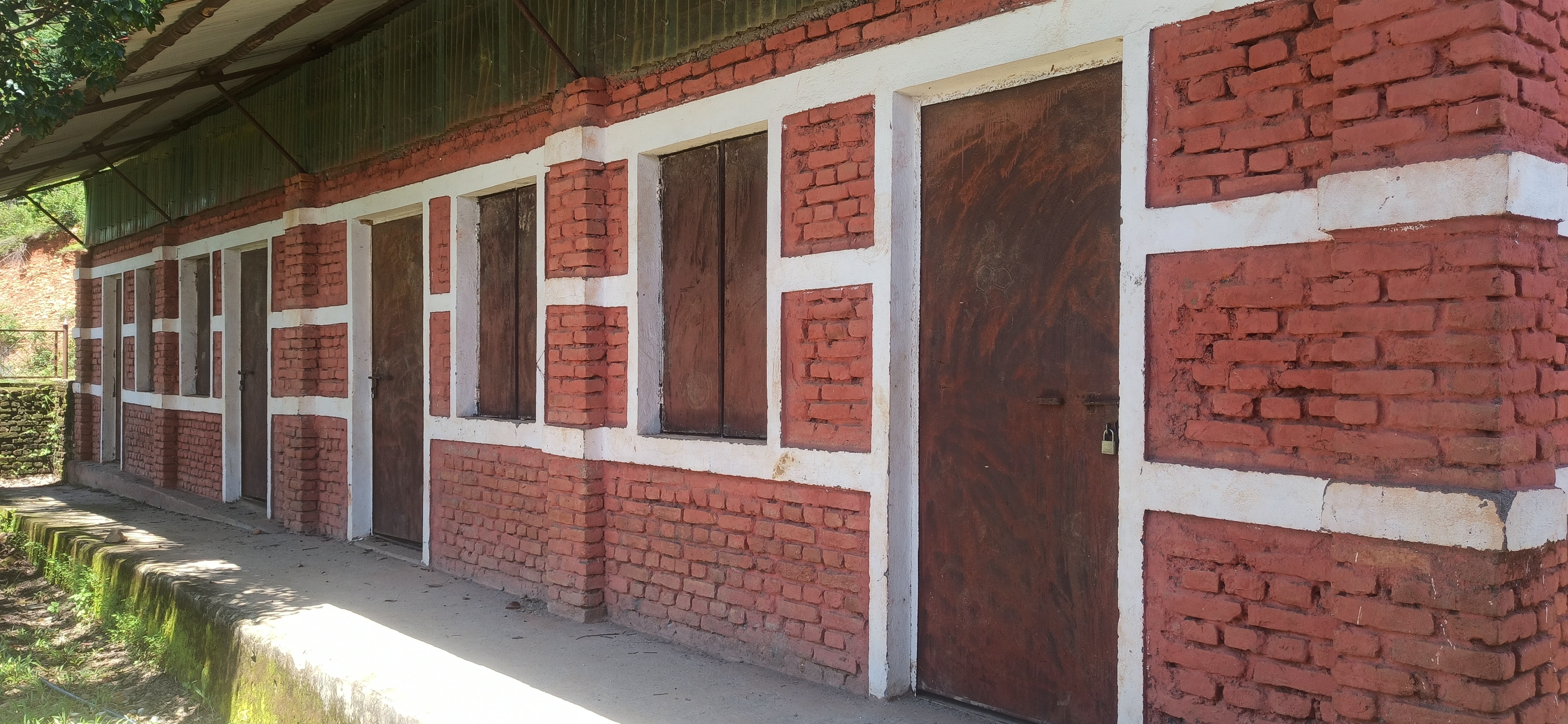 चण्डेश्वरी प्रा.वि. लिखुमा विद्यार्थी संख्या न्यून भएसँगै ताला लागेका कक्षाकोठा