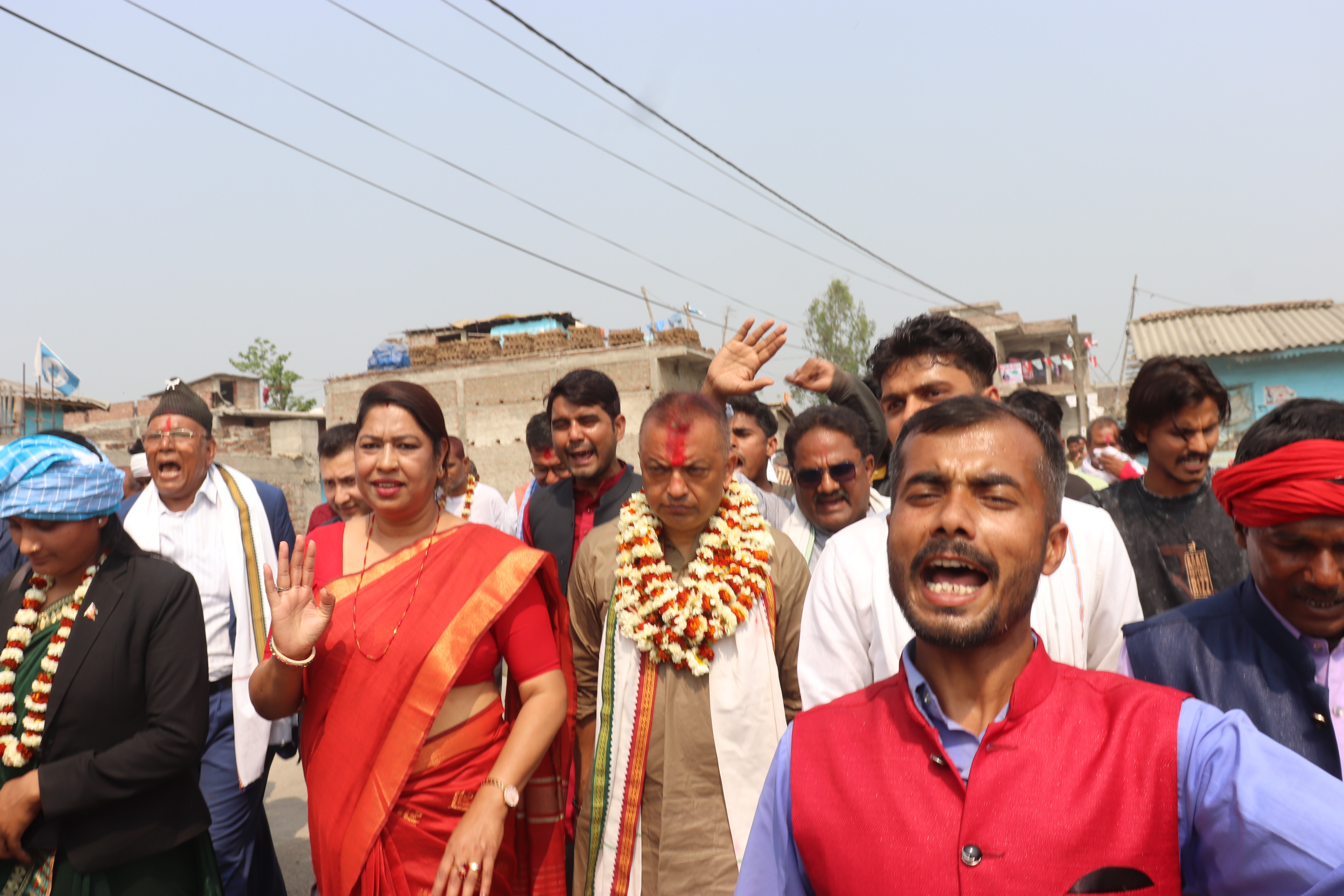 चुनावी प्रचारका क्रममा कार्यकर्तासँगै घर दैलो गर्दै थापा 